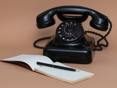 Telefon alt und Notizblock