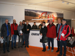 ENRW-Geschäftsführer übergibt die Preise an die Gewinner des ENRW-Online-Adventskalenders