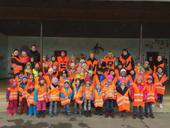 Kinder, Eltern, Lehrerinnen und Erzieherinnen bei der ENRW-Dorfputzete 2017 in Neukirch. 