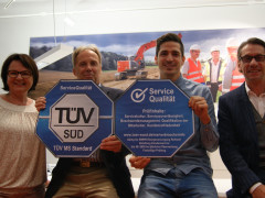 Kundenservice der ENRW vom TÜV zertifiziert: Mitarbeiter mit TÜV-Plakette