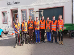 Jugendliche aus Neukirch waren bei der ENRW-Dorfputzete 2019 aktiv