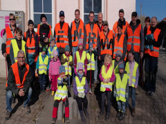 Freiwillige Bürger aus Lackendorf engagierten sich bei der ENRW-Dorfputzete.
