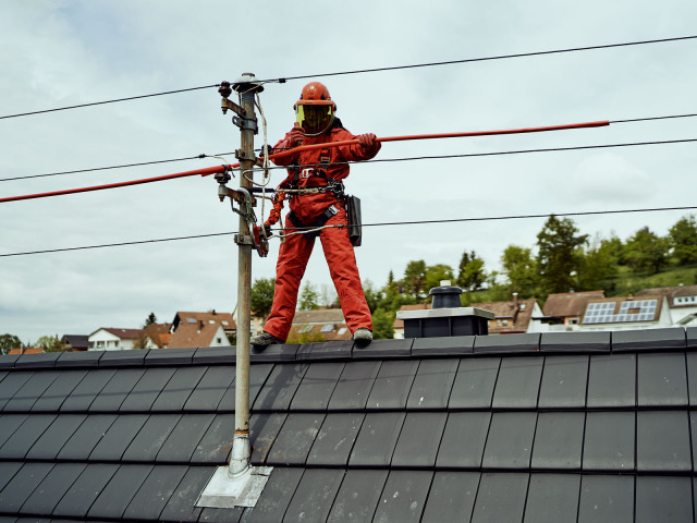 Arbeiten unter Strom auf dem Dach