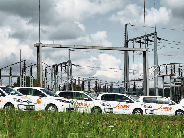 Sechs Elektroautos der ENRW stehen vor dem Rottweiler Umspannwerk