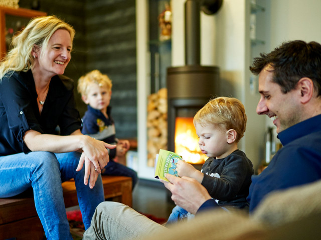 Familie vor dem Kaminofen