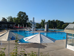 Freibad mit Sonnendeck und Sonnenschirmen