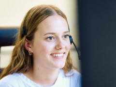 Lächelnde ENRW-Mitarbeiterin mit Telefon-Headset