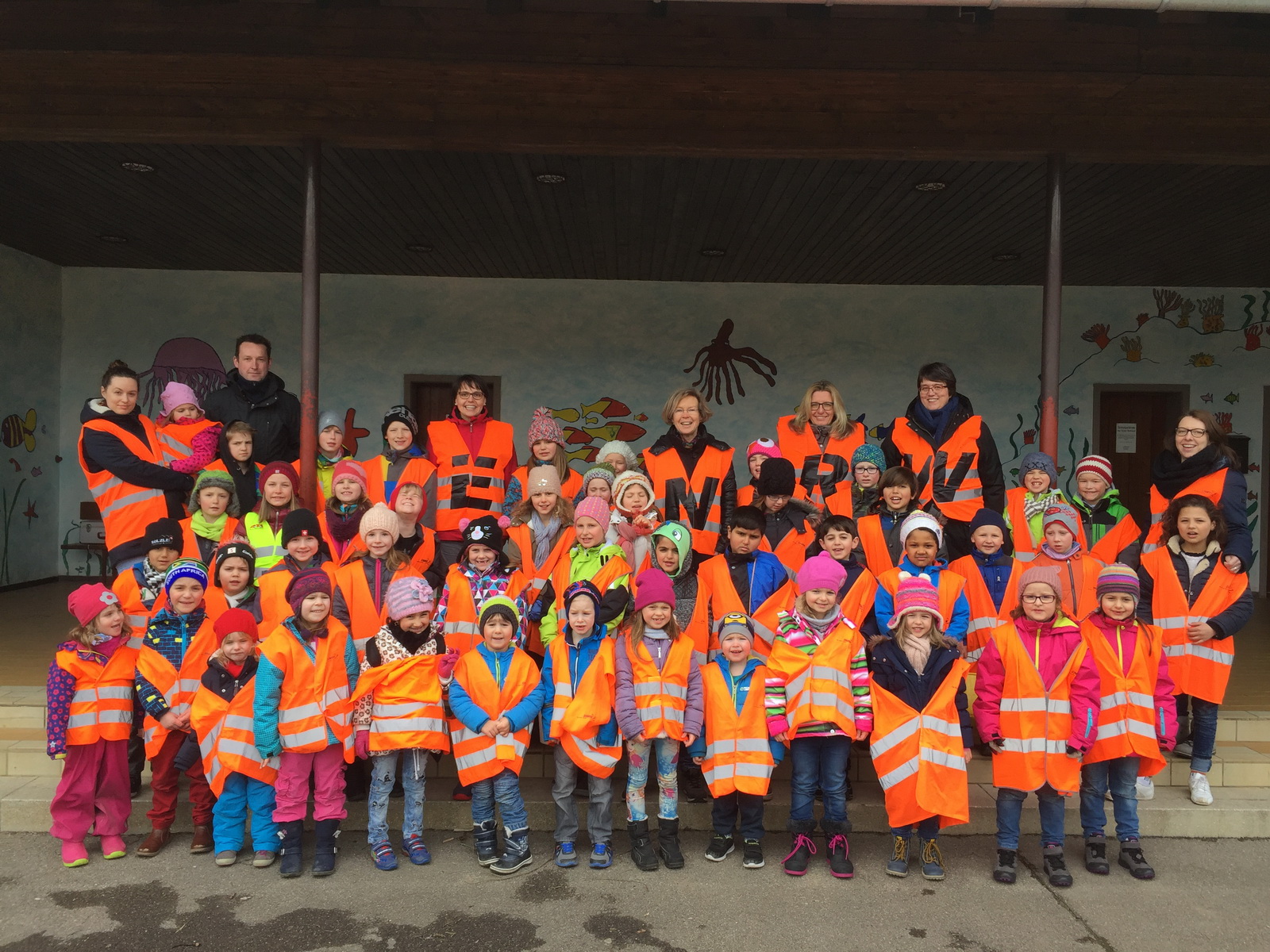 Kinder, Eltern. Lehrerinnen und Erzieherinnen bei der ENRW-Dorfputzete 2017 in Neukirch.  