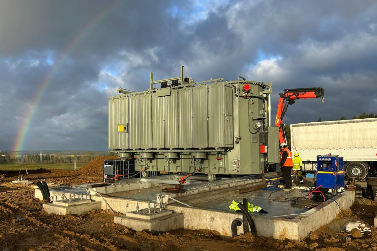 Der neue Transformator für das Umspannwerk Zimmern befindet sich auf dem Fundament