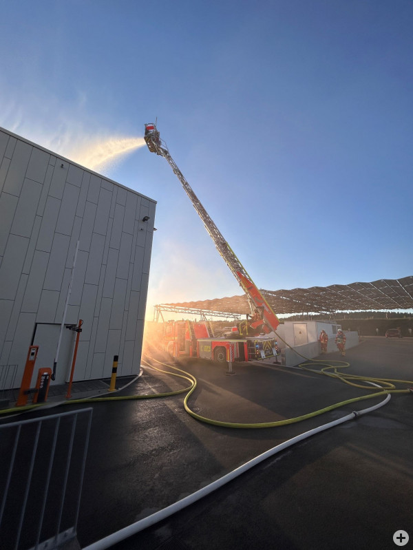 Feuerwehr löscht das Technik-Gebäude