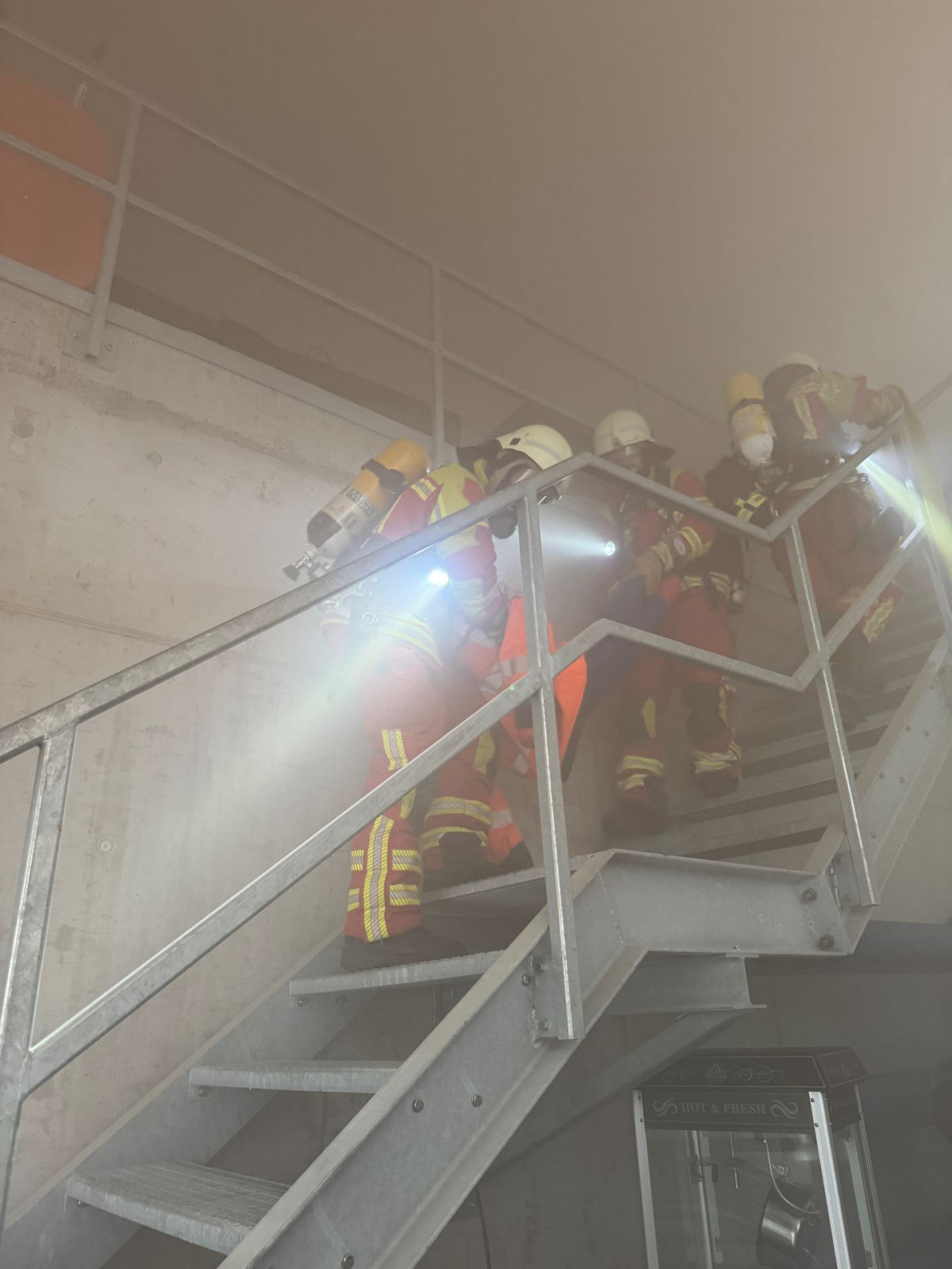 Feuerwehrleute in Aktion im Lager